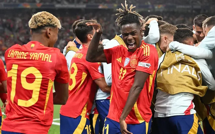 Espanha comemora gol contra a França