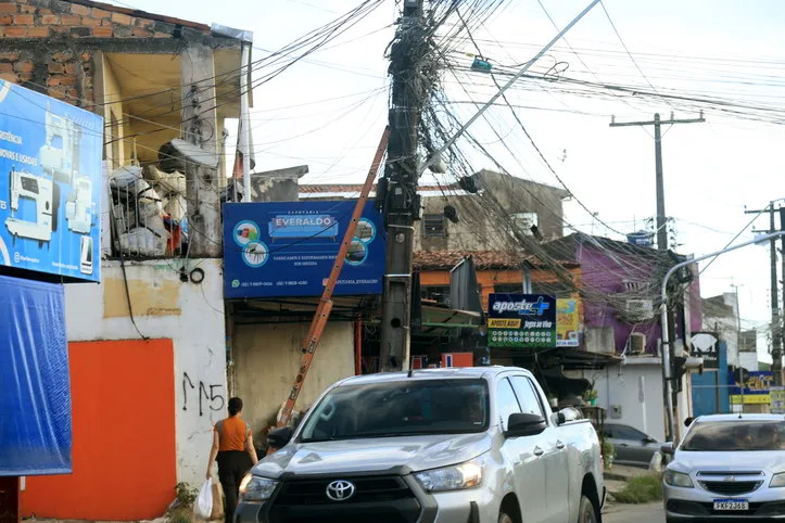Emaranhado de fios e cabos nos postes de Maceió é um risco à segurança