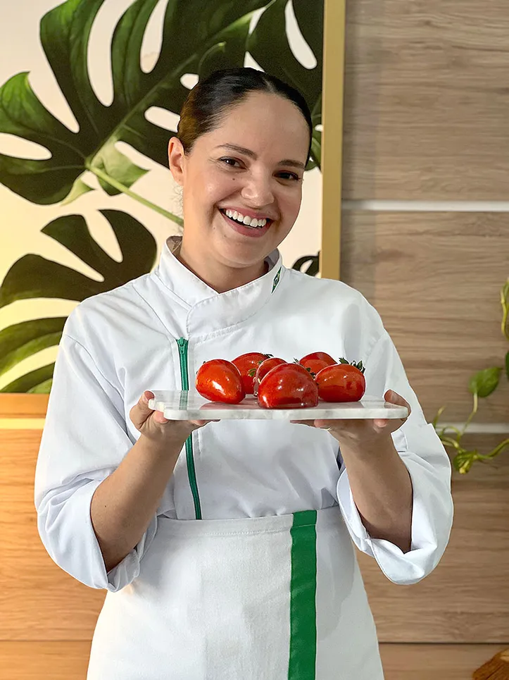 Imagem ilustrativa da imagem Entramos no hype: conheça o ‘morango do amor’ da chef confeiteira Day Tenório