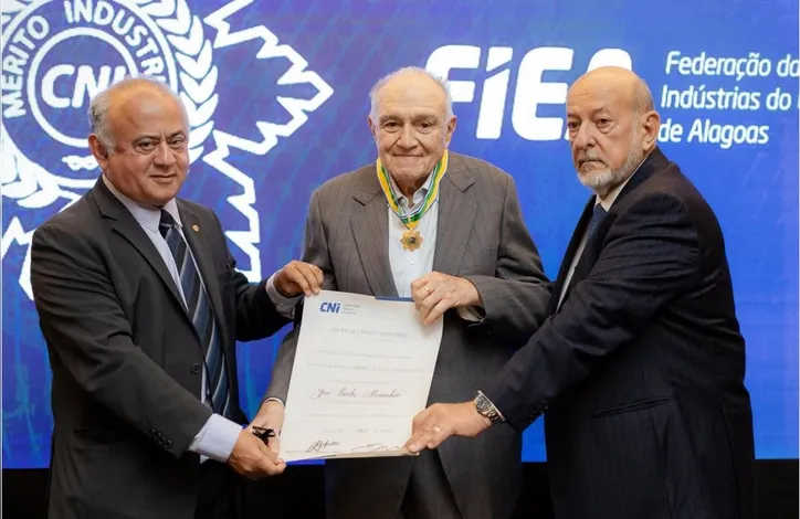 O vice-presidente da CNI, CARLOS HENRIQUE PASSOS, e o presidente da FIEA, JOSÉ CARLOS LYRA DE ANDRADE, participaram de homenagem ao empresário alagoano JOSÉ CARLOS MARANHÃO (centro), que recebeu a Medalha do Mérito Industrial