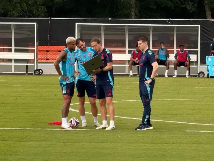 Filipe Luís passa orientações no treino do Fla, nos Estados Unidos