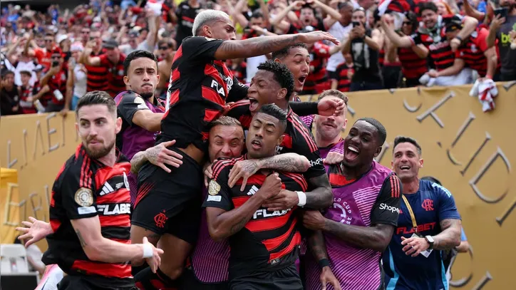 Jogadores do Flamengo comemoram a vitória sobre o Chelsea