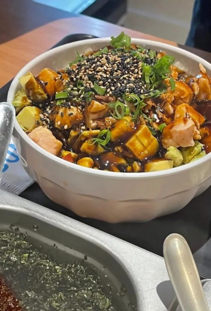 Imagem ilustrativa da imagem Gastronomia genuinamente praiana: o sabor do Sun Poke