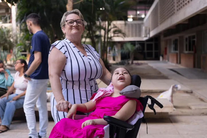 Ana Lúcia se dedica integralmente ao cuidado da neta Dayara, de 9 anos, que tem microcefalia