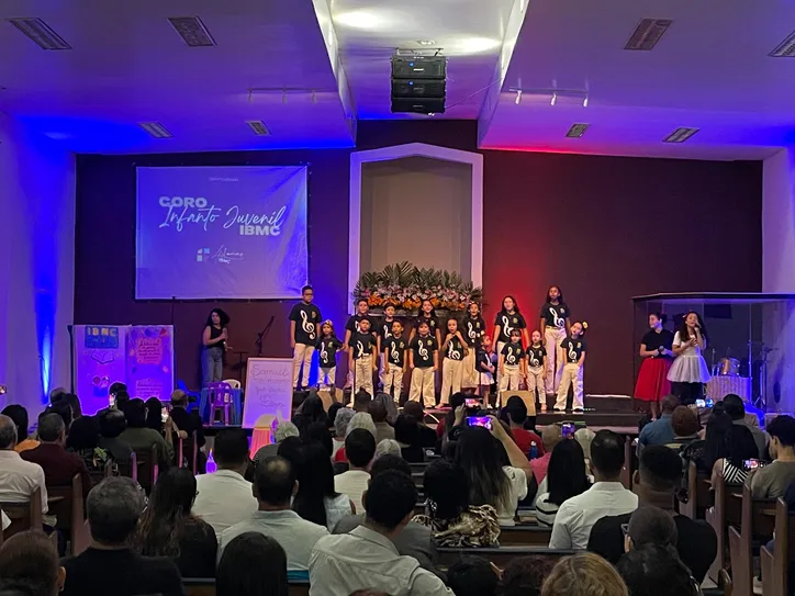 Coral Infantojuvenil entoou vários louvores exaltando a Deus
