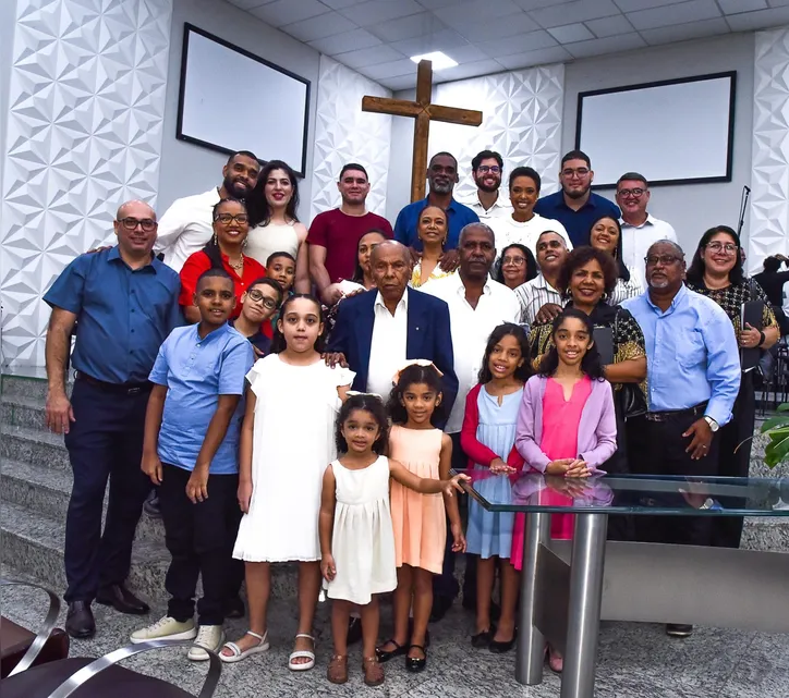 Homenageado com seus filhos, netos, bisnetos, noras e genros durante a celebração