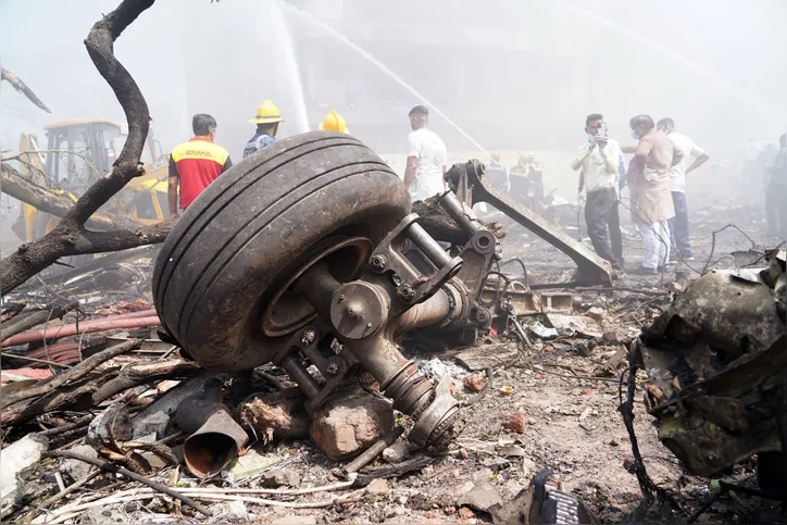 Imagem ilustrativa da imagem Índia: avião cai 30 segundos após decolagem e deixa 241 mortos