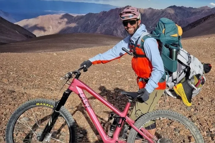 Imagem ilustrativa da imagem Influencer de ciclismo morre aos 48 anos ao cair em região de montanha