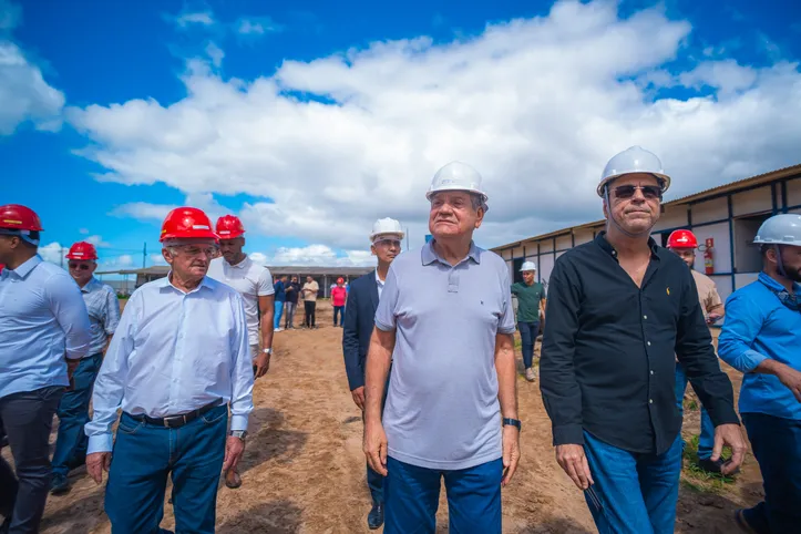 Ronaldo Lessa visitou nessa quarta-feira (2) o canteiro de obras do Hospital Metropolitano do Agreste
