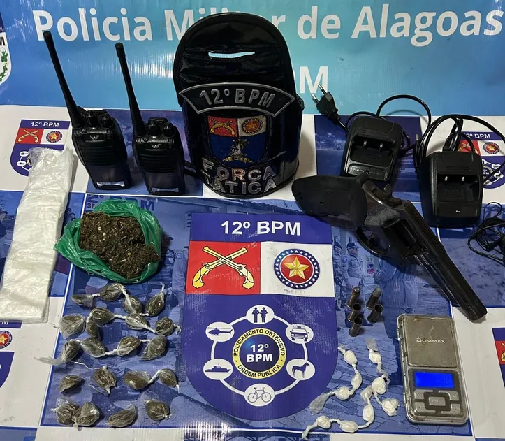 Arma, drogas, munição e balança de precisão foram apreendidas