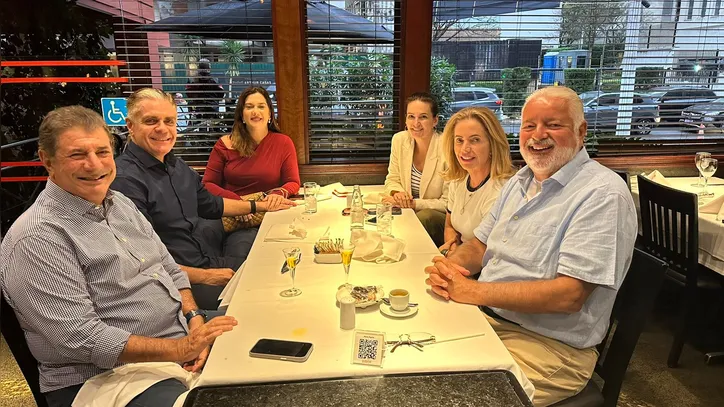 Após prestigiar o lançamento do livro “Direito Federal Interpretado: Estudos”, em Homenagem ao Ministro Humberto Martins, do STJ, os amigos Euclides Mello, Kaká e Polyana Gouveia, Priscila, Tereza e Márcio Raposo partiram para o comes e bebes em Sampa, na última segunda-feira (2).