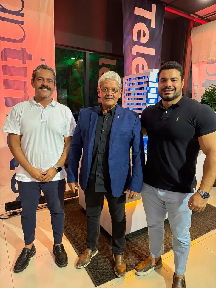 Ao lado dos filhos VICTOR e DAYAN PINTO, VILMAR PINTO (centro) comemora a abertura do seu escritório VP Imóveis