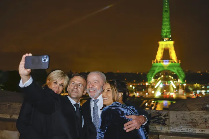 Acompanhados das primeiras-damas, Macron e Lula tiram selfie em frente à Torre Eiffel, iluminada com as cores do Brasil

Paris - França.

Foto: Ricardo Stuckert / PR