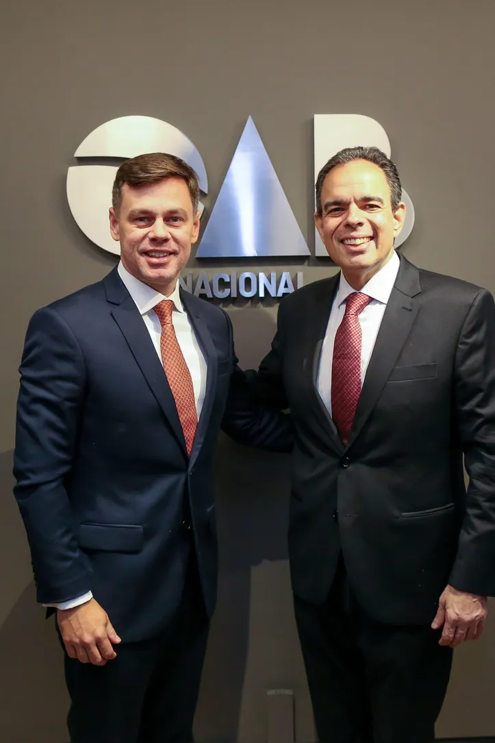 Conselheiro por Alagoas, FELIPE SARMENTO (direita) assumiu interinamente o cargo de presidente do Conselho Federal da Ordem dos Advogados do Brasil (CFOAB) e recebeu, em Brasília, o presidente da OAB/AL, VAGNER PAES
