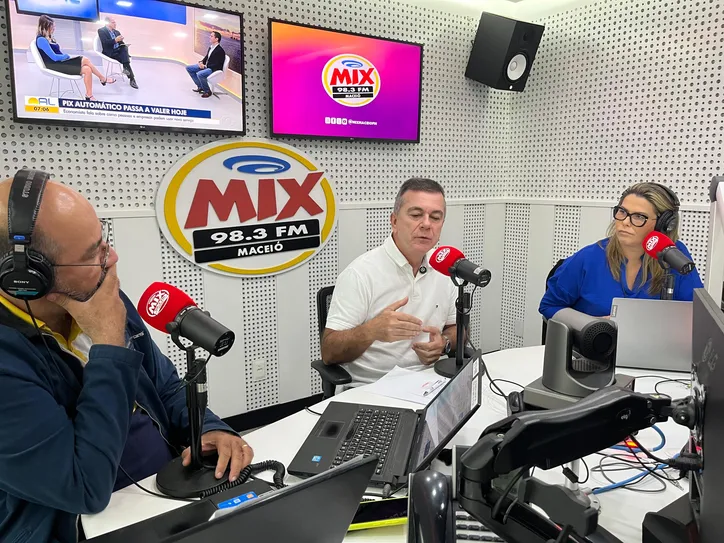 Em entrevista à Mix FM, Medeiros criticou o que chamou de “feudalização” do PT em Alagoas