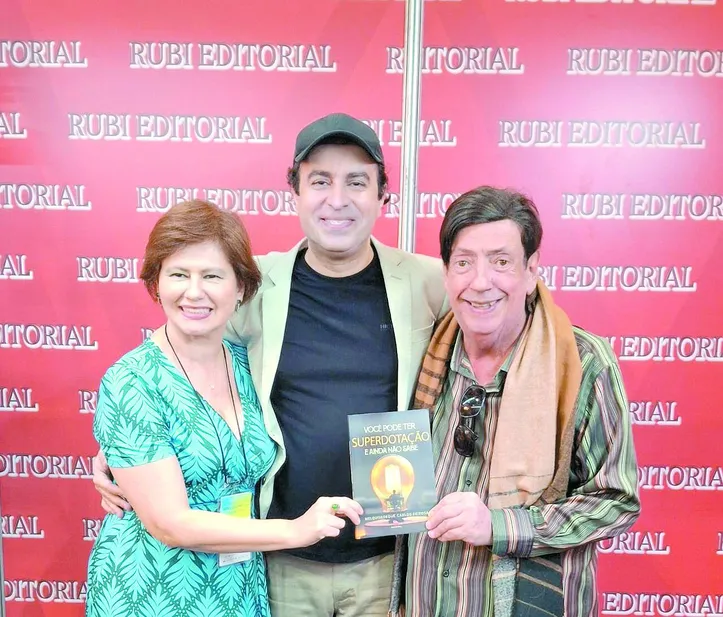 Imagem ilustrativa da imagem Melquisedeque Carlos Feitosa autografa segundo livro na 41ª Bienal Internacional do Livro
