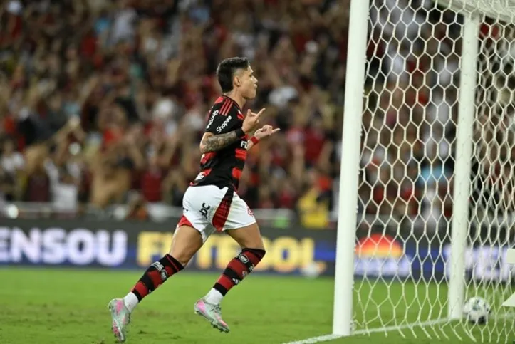 Luiz Araújo comemora o segundo gol do Fla, assinalado por ele