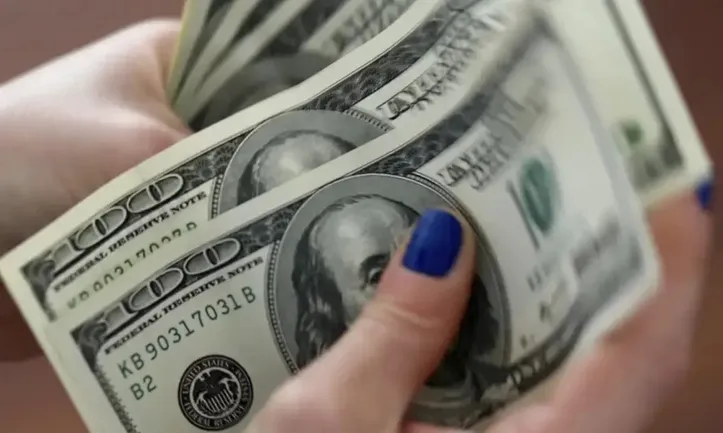 O dólar apresentou leve alta no mercado local e voltou a fechar na casa de R$ 5,54