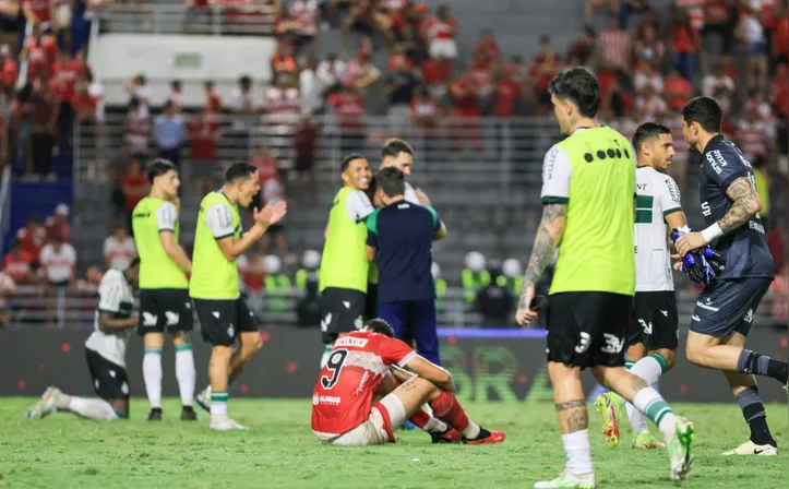 Jogadores do Coritiba festejam a vitória da equipe, no finalzinho, em cima do CRB, no Rei Pelé: 1 a 0