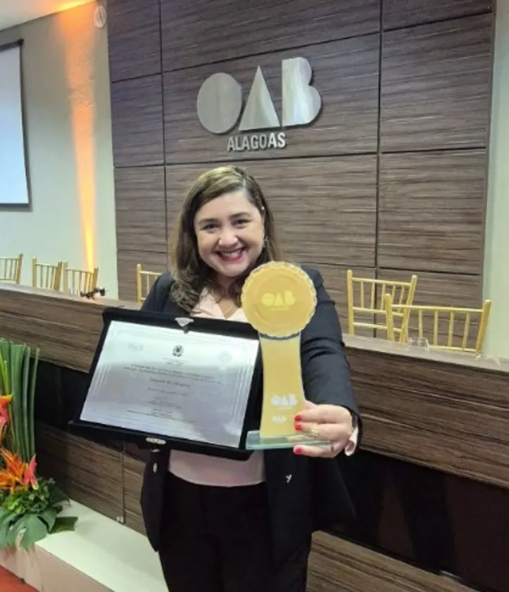 Diretora geral da Faculdade Estácio, THAÍS LEANDRO comemora reconhecimento obtido pelo curso de Direito com o “Selo OAB Indica”