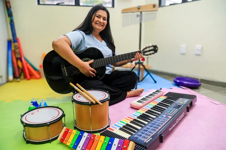 Alice conta que é fundamental conhecer os gostos musicais do paciente para saber de que forma atuar