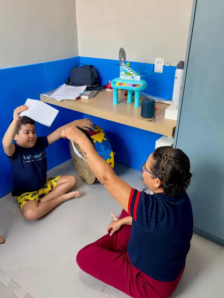 Durante as sessões, sons são produzidos a partir de diversos tipos de materiais e instrumentos