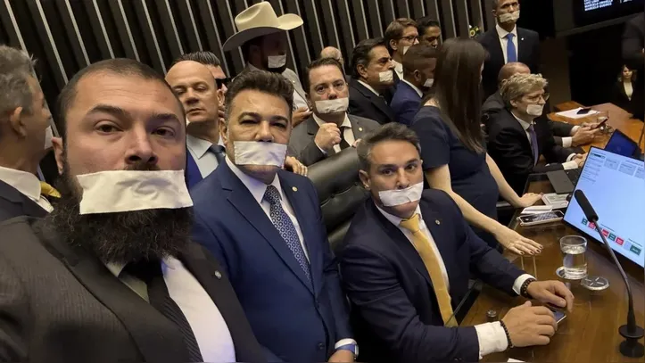 Com a boca tapada, congressistas de oposição ocuparam as mesas diretoras da Câmara e Senado