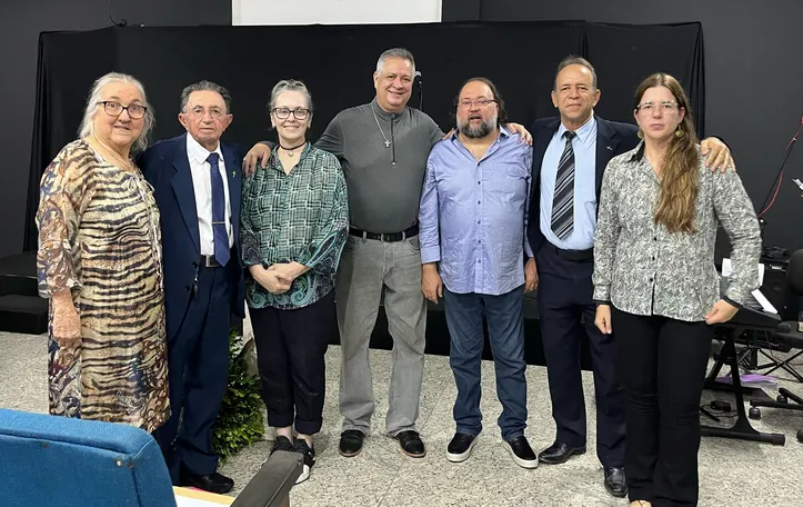 Pastor Israel (à esq), com a família, o pastor Lon e sua esposa