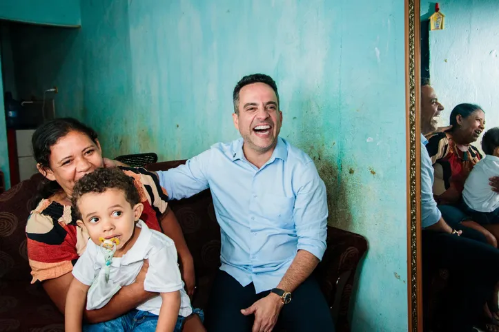 Em Feira Grande, Paulo Dantas visitou a casa da família de Maria Gorete, beneficiária do Cria