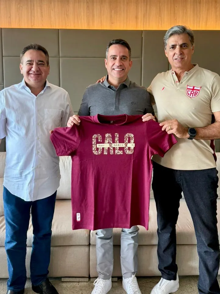 Paulo recebeu o atual presidente do CRB, Mário Marroquim (dir), e o ex-presidente Marcos Barbosa e garantiu patrocínio do Estado
