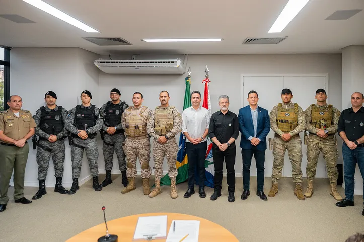 Ao lado do secretário Flávio Saraiva, Paulo Dantas entregou a homenagem a policiais civis e militares