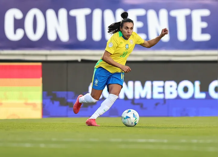 Marta atua como uma verdadeira “maestra” em campo