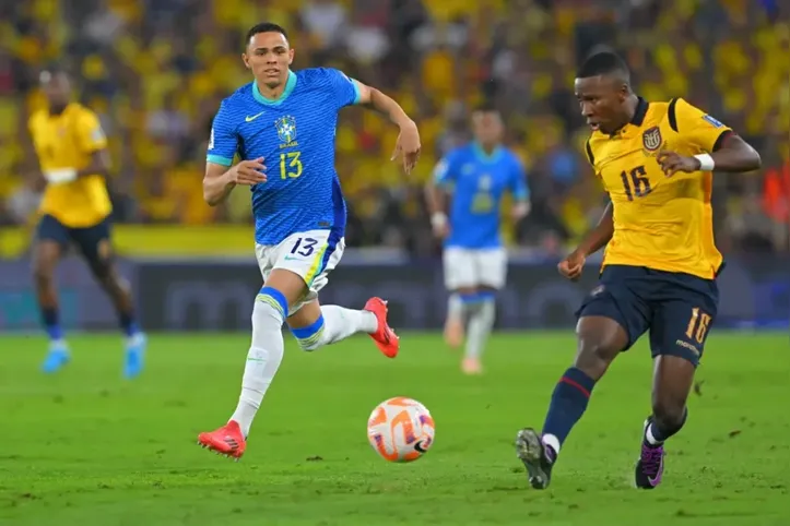 Momento do jogo do Brasil com o Equador, pelas Eliminatórias