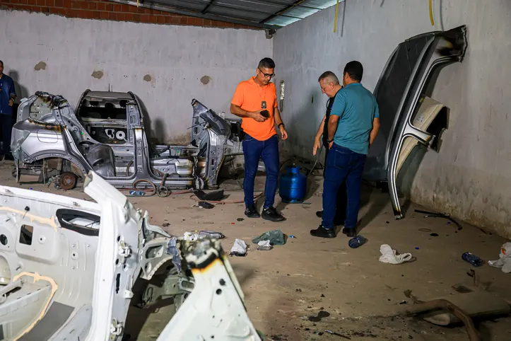 Automóveis já desmontados estavam dentro de galpão

Galpão usado para desmanche de veículos é descoberto na Av. Fernandes Lima em Maceió. Alagoas - Brasil.

Foto:@Ailton Cruz