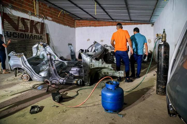 Automóveis já desmontados estavam dentro de galpão