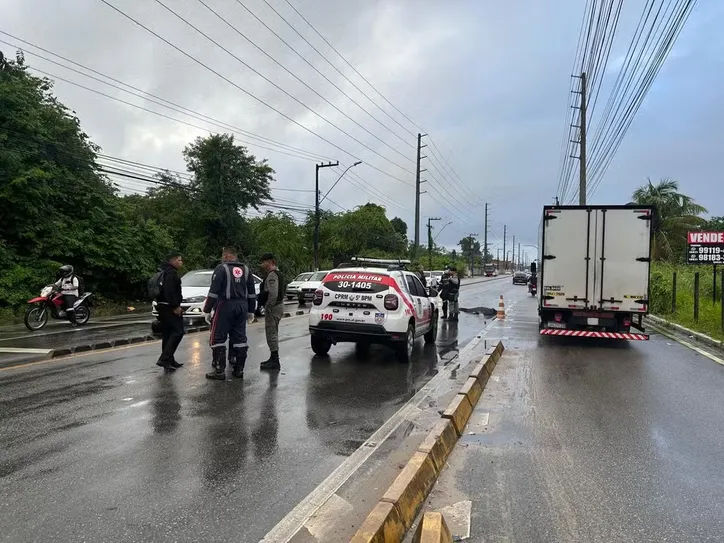 Trânsito ficou parcialmente interditado após colisão na Avenida Menino Marcelo, no bairro Antares