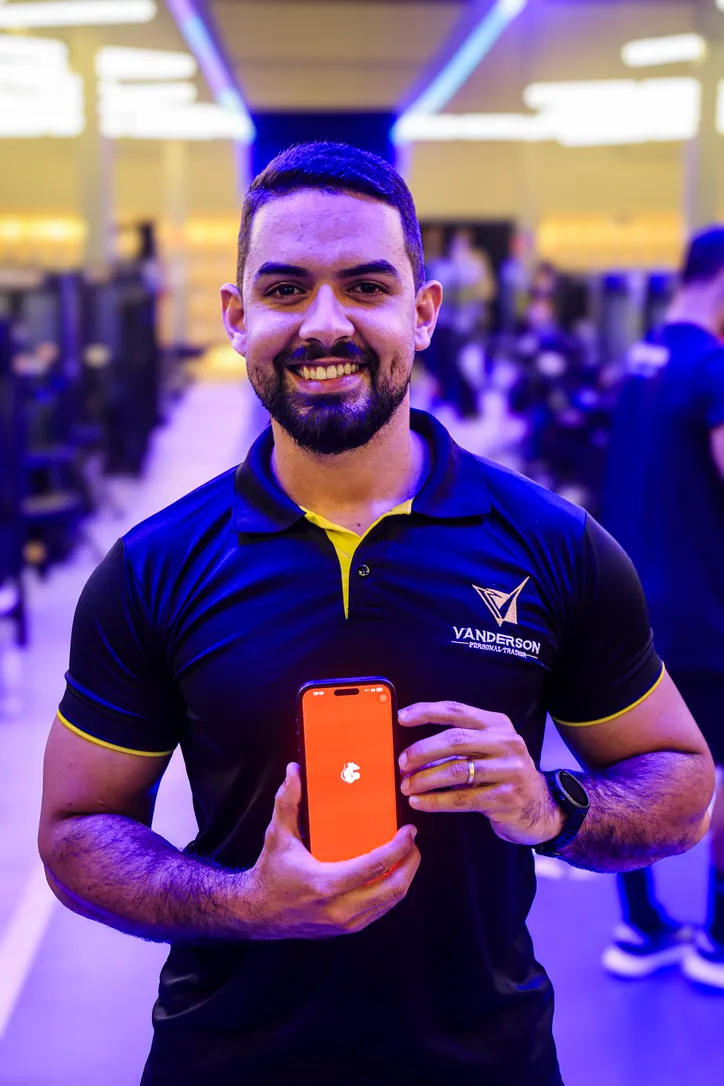 Personal trainer Vanderson Silva incentiva os alunos por meio de desafios