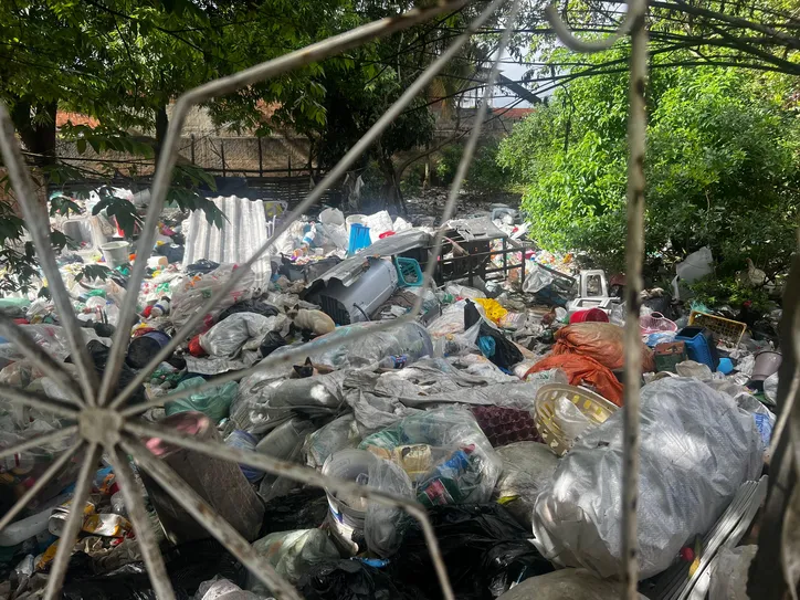 Entulho acumulado em casas pode representar transtorno