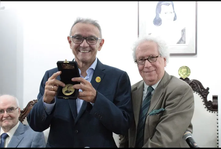 Após ministrar palestra em evento promovido pela da Academia Carioca de Letras, no Rio de Janeiro, ALBERTO ROSTAND LANVERLY recebeu a Comenda Jorge de Lima das mãos do presidente da entidade, SERGIO FONTA
