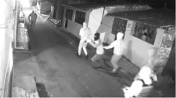 Câmeras mostram momento que homens invadem casa no Pilar