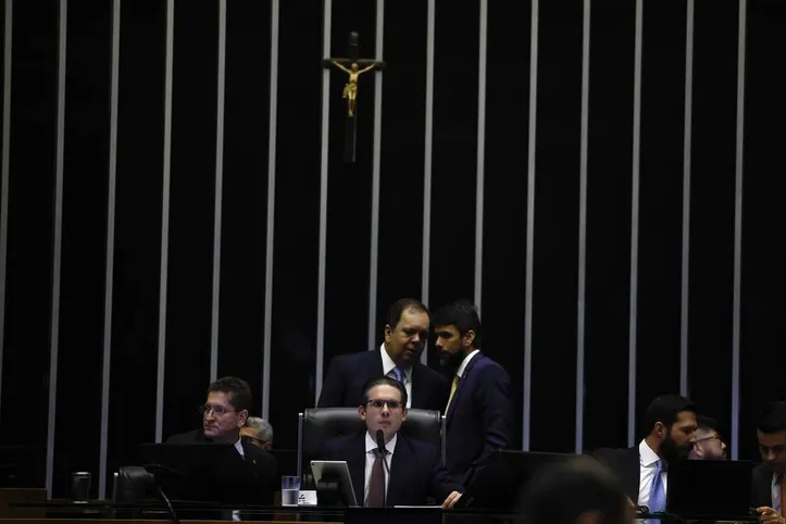 O presidente da Câmara dos Deputados, Hugo Motta, preside sessão que derrubou as mudanças feitas pelo governo