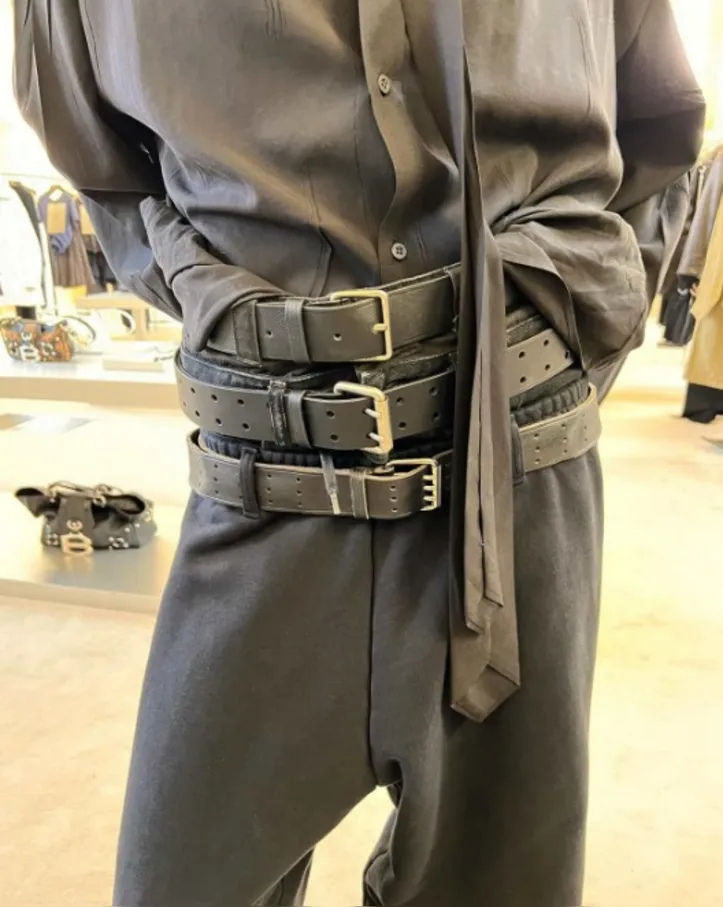Imagem ilustrativa da imagem Stacked belts: conheça a tendência maximalista dos cintos
