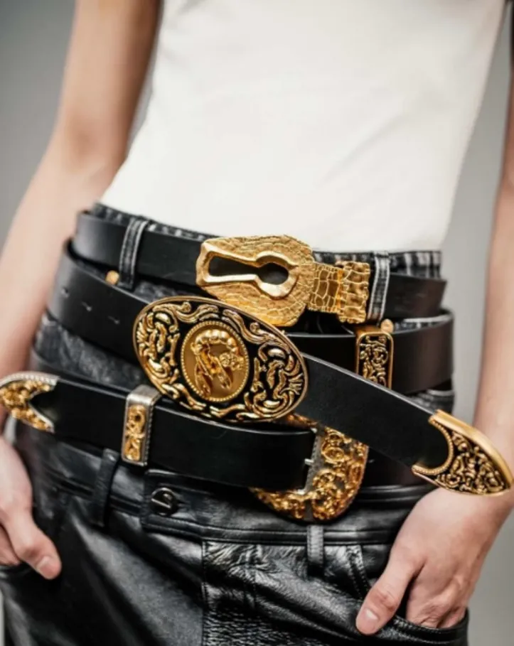 Imagem ilustrativa da imagem Stacked belts: conheça a tendência maximalista dos cintos