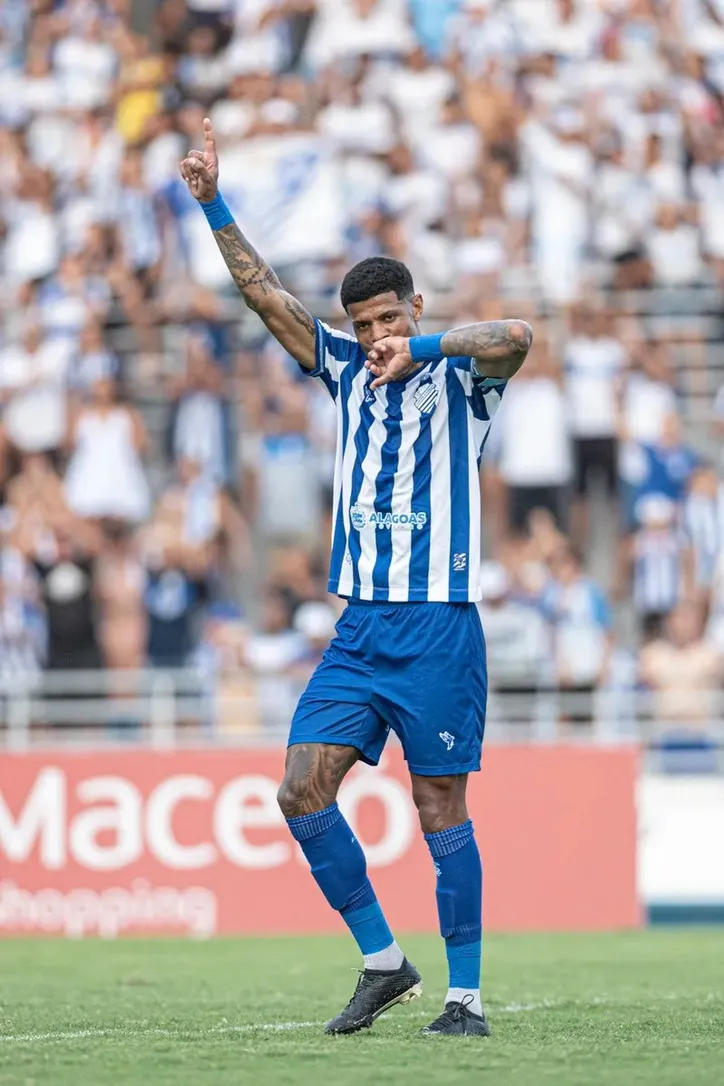 Recuperado de lesão, Tiago Marques viajou com o elenco marujo