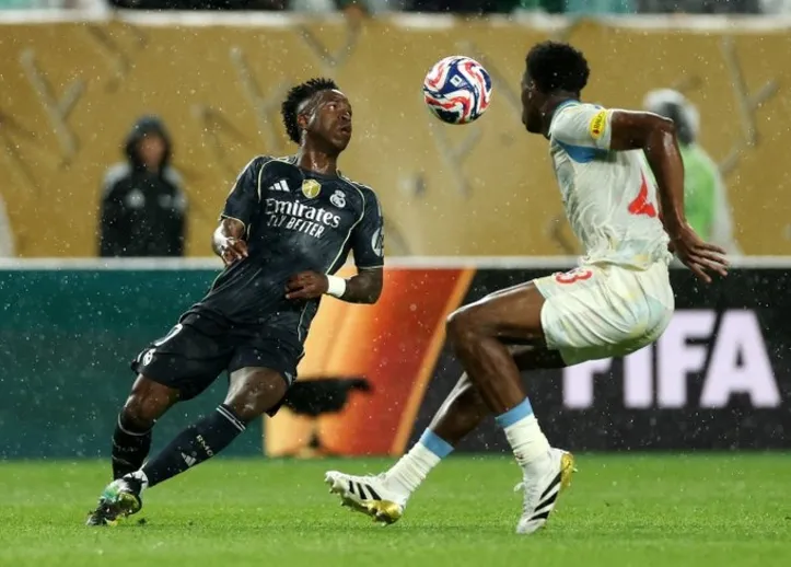 Vini Jr. brilhou na partida contra o RB Salzburg nessa quinta (26)