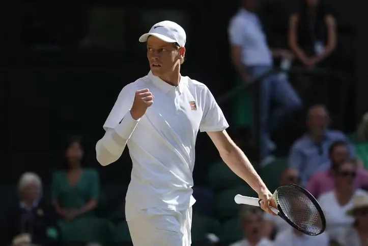 Jannik Sinner na vitória sobre Novak Djokovic, em Wimbledon