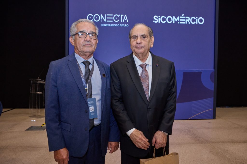 O presidente da Fecomércio-AL, ADEILDO SOTERO (esquerda), participou em Brasília do Conecta e do Sicomércio 2025, onde entregou pessoalmente ao presidente da CNC, JOSÉ ROBERTO TADROS, uma cópia da lei que institui o Dia do Sistema S em Alagoas.