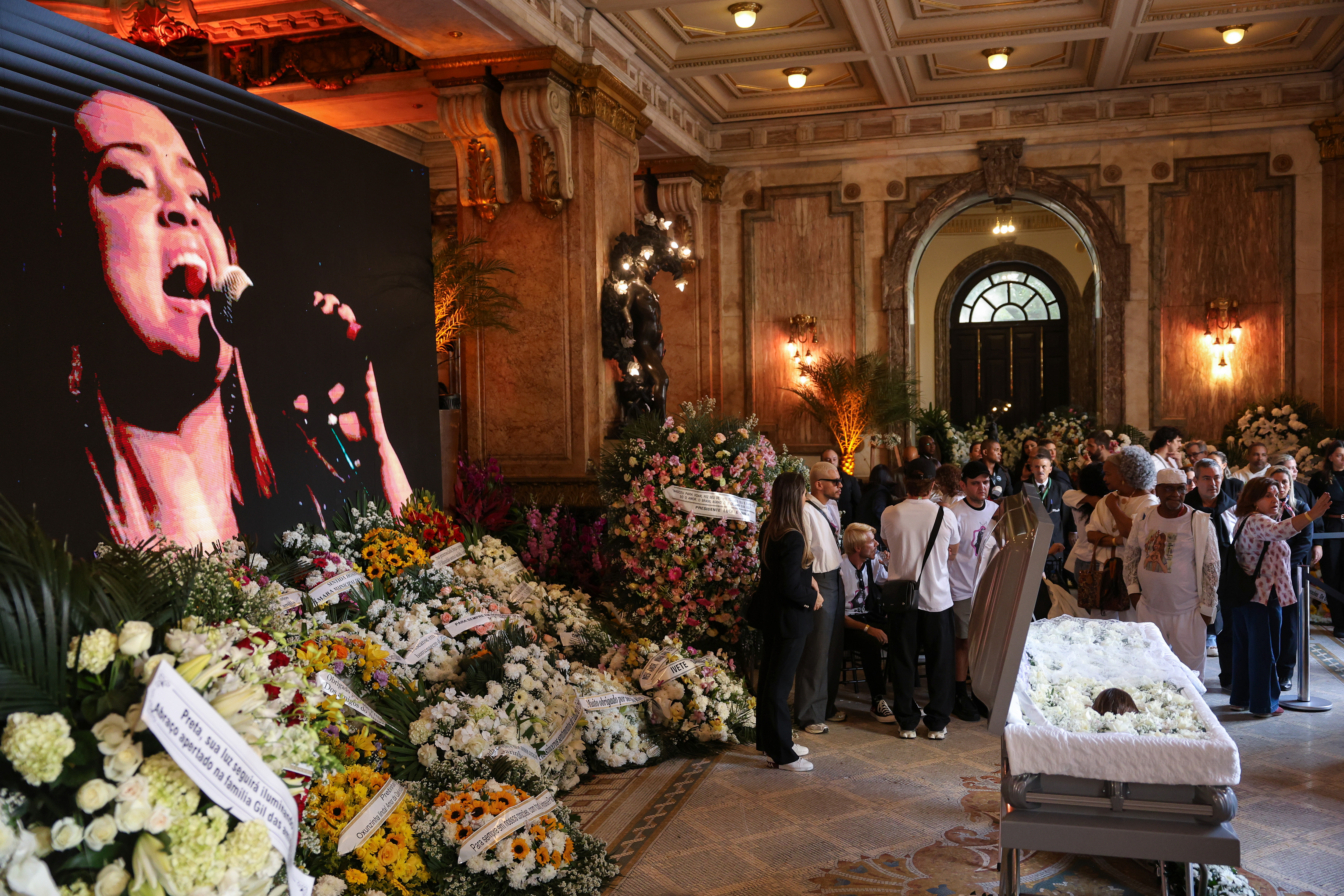 Familiares, amigos e fãs dão último adeus à Preta Gil, durante velório no Theatro Municipal do Rio de Janeiro