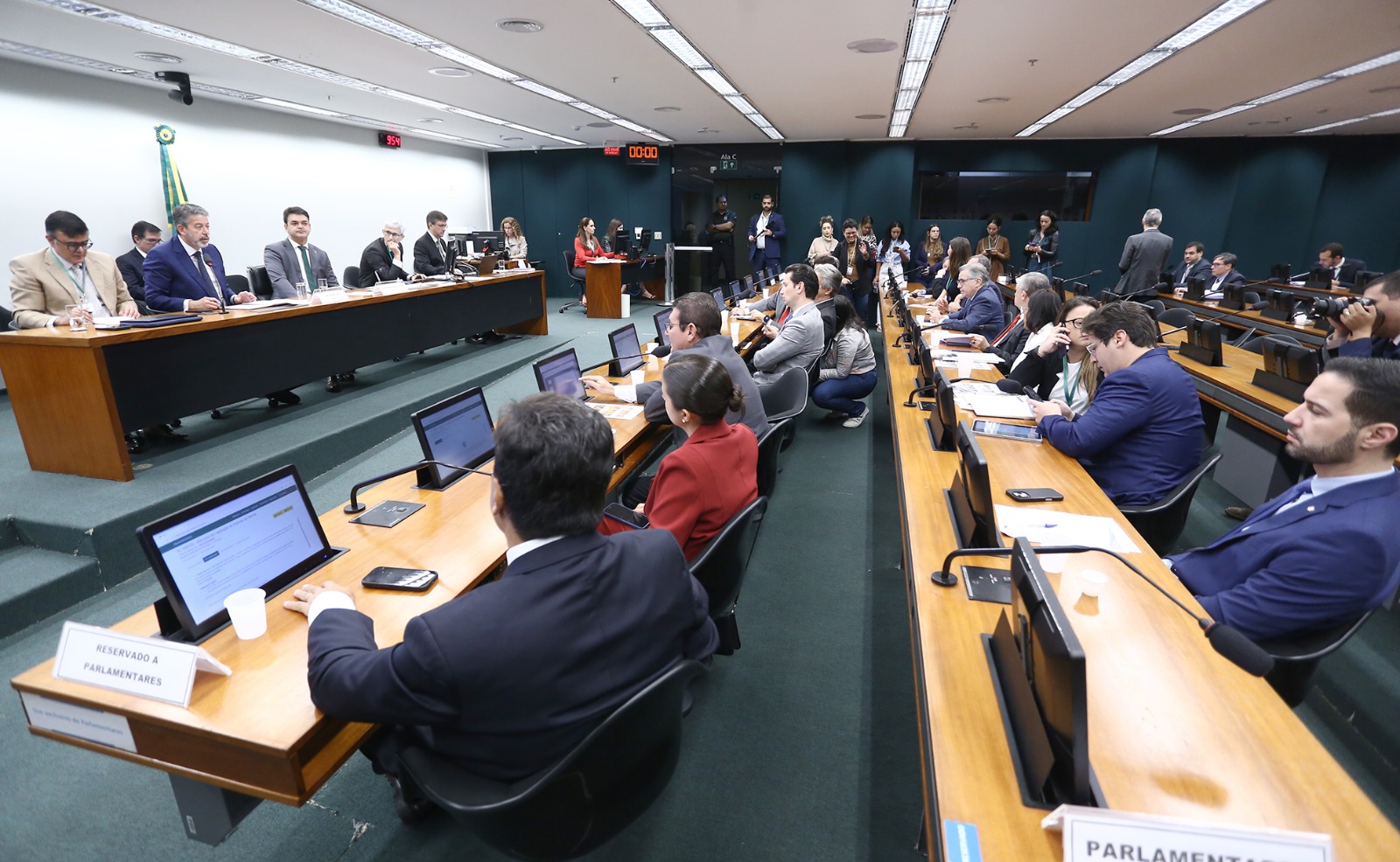 Imagem ilustrativa da imagem Comissão aprova projeto que amplia isenção do IR para R$ 5 mil