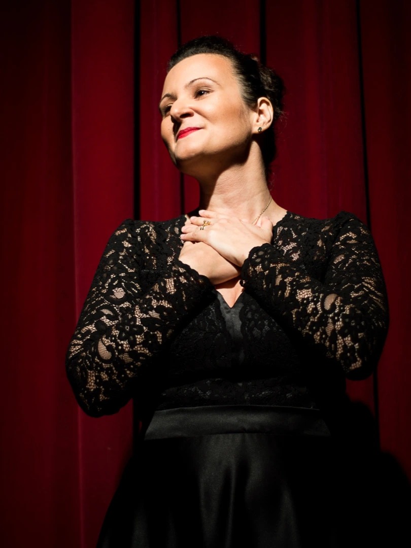 Imagem ilustrativa da imagem Ana Gal celebra 10 anos do espetáculo Piafiana no Theatro Homerinho